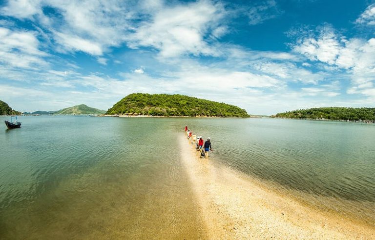 Tour Nhất Tự Sơn Phú Yên – Trải nghiệm con đường giữa biển độc đáo